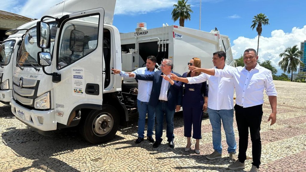 CAMINHÃO COLETOR DE LIXO PARA O NOSSO MUNICÍPIO